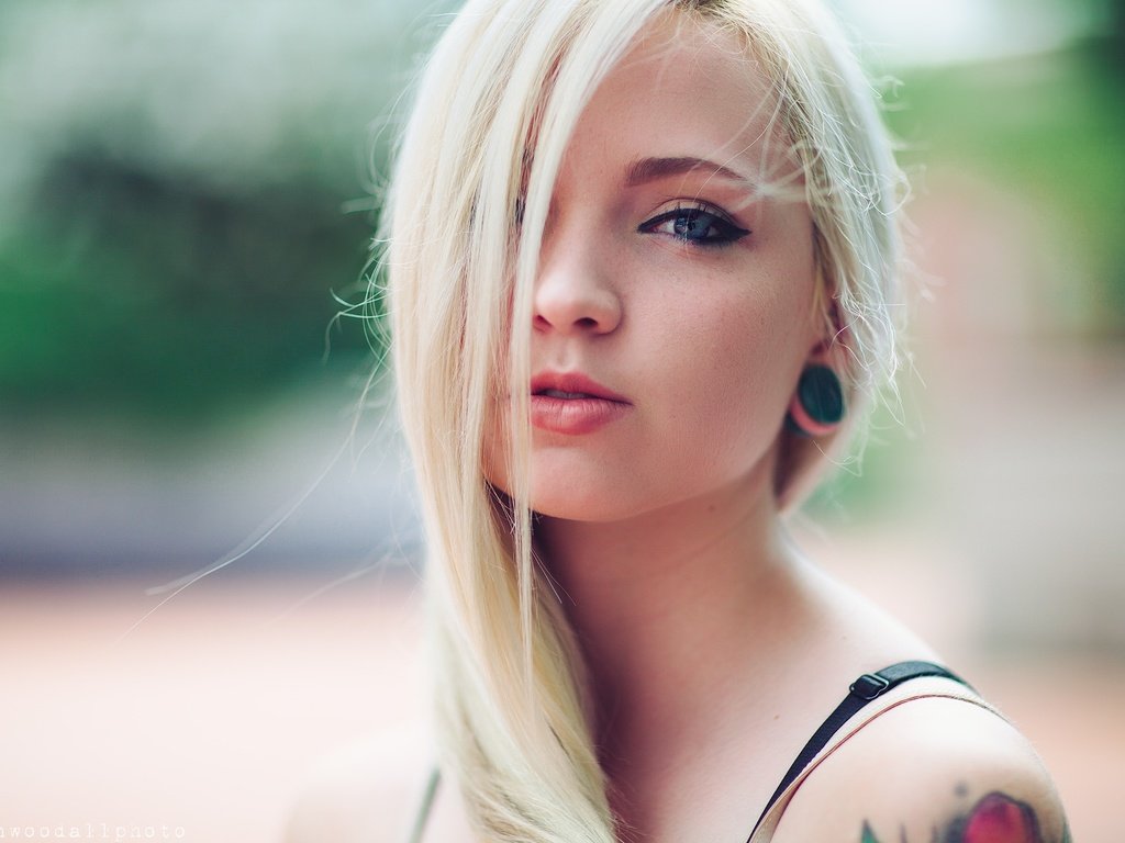 Обои глаза, блондинка, тату, фотограф, губы, лицо, девушка., aaron woodall, eyes, blonde, tattoo, photographer, lips, face, girl. разрешение 2048x1365 Загрузить