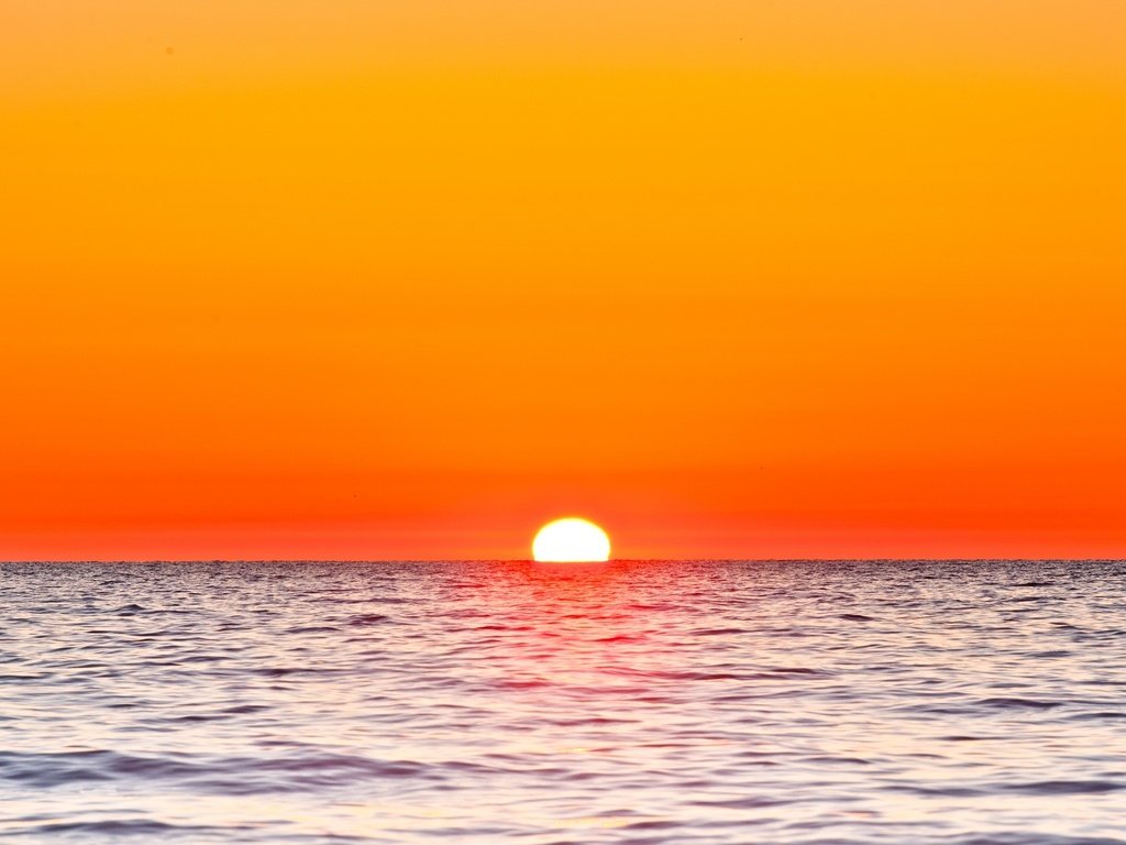 Обои небо, солнце, закат, море, зарево, the sky, the sun, sunset, sea, glow разрешение 2048x1168 Загрузить