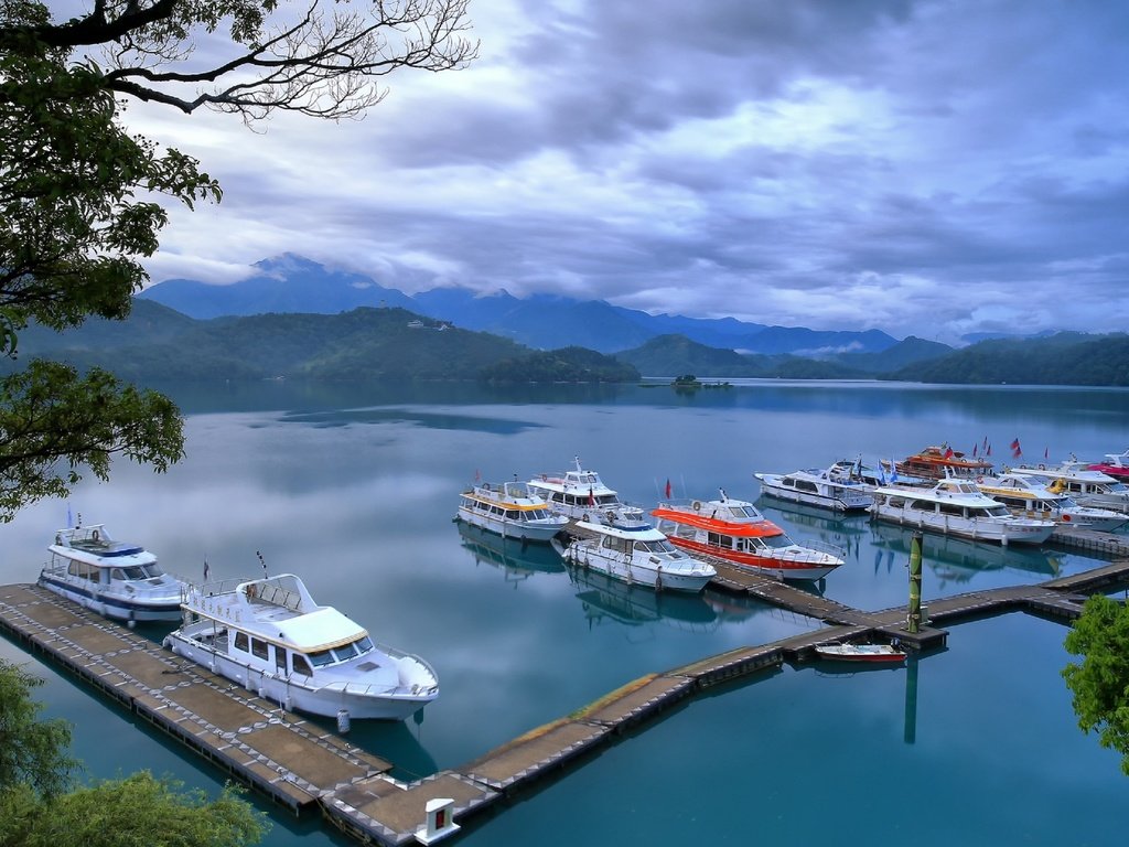 Обои небо, облака, вода, озеро, пейзаж, лодки, пристань, бухта, the sky, clouds, water, lake, landscape, boats, marina, bay разрешение 2560x1600 Загрузить