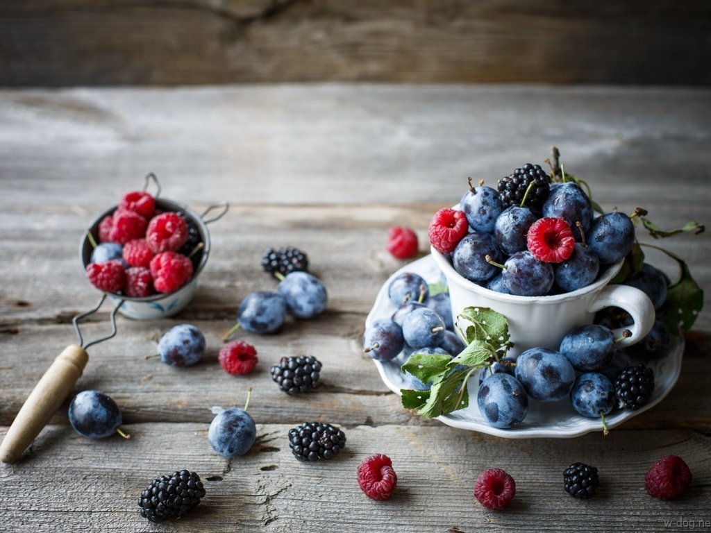 Обои малина, фрукты, ягоды, ежевика, сливы, деревянная поверхность, raspberry, fruit, berries, blackberry, plum, wooden surface разрешение 1920x1393 Загрузить