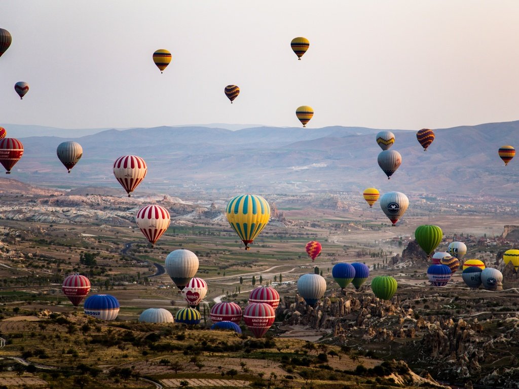 Обои горы, шары, воздушные шары, долина, mountains, balls, balloons, valley разрешение 2880x1920 Загрузить