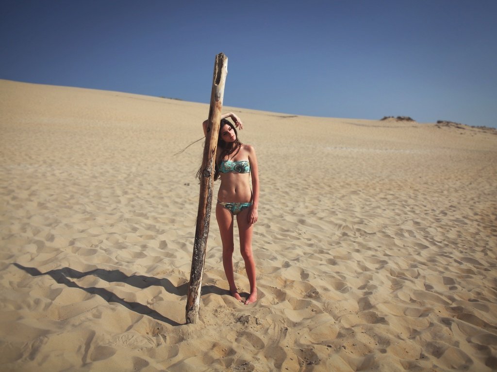 Обои девушка, песок, пляж, купальник, бикини, girl, sand, beach, swimsuit, bikini разрешение 2048x1365 Загрузить