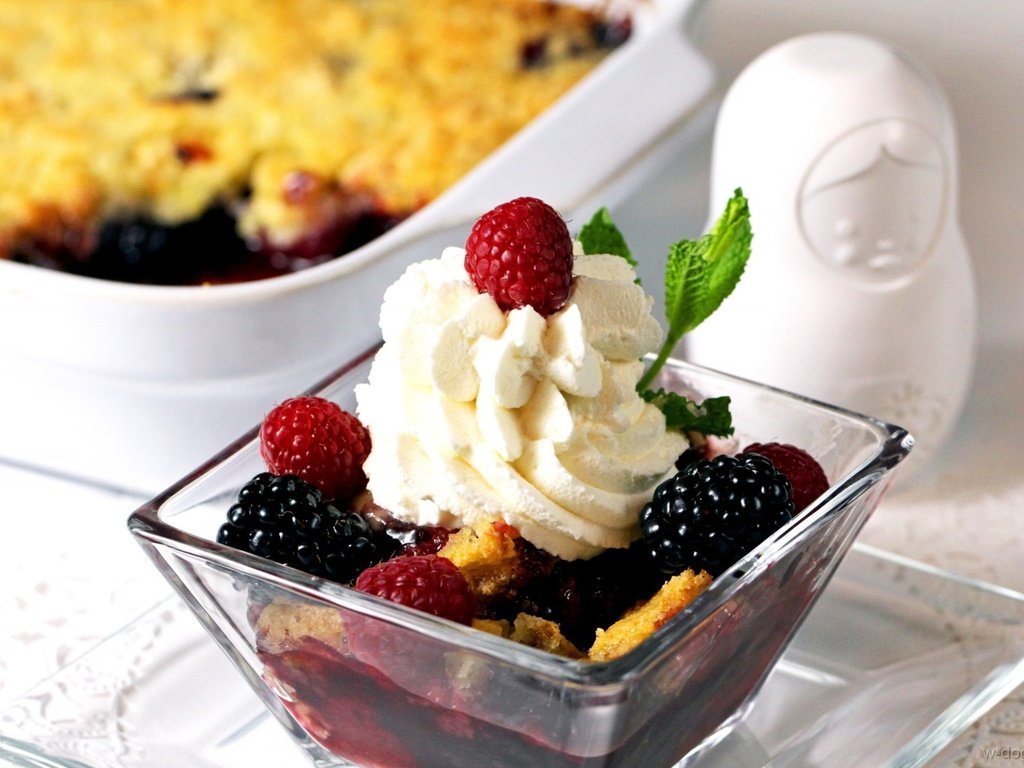 Обои малина, ягоды, черника, сливки, десерт, пирог, raspberry, berries, blueberries, cream, dessert, pie разрешение 1920x1314 Загрузить