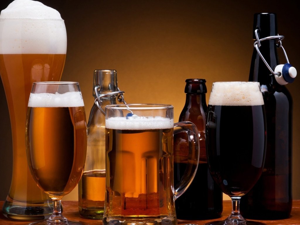 Обои кружки, стаканы, пиво, бутылки, пена, тёмное, светлое, mugs, glasses, beer, bottle, foam, dark, light разрешение 1920x1200 Загрузить