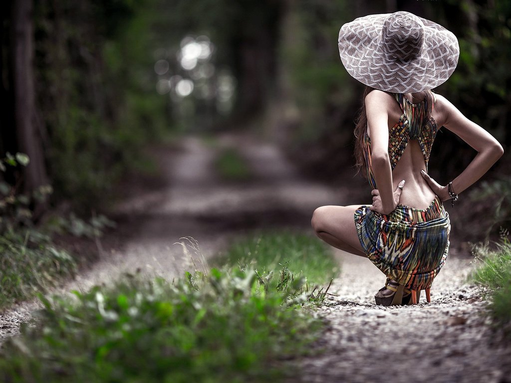 Обои девушка, тропинка, шляпа, girl, path, hat разрешение 1920x1080 Загрузить