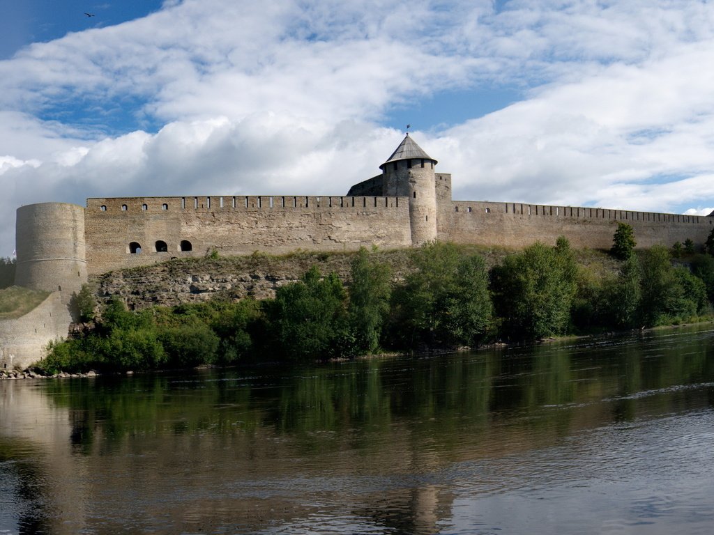 Обои небо, облака, река, крепость, ивангород, the sky, clouds, river, fortress, ivangorod разрешение 1920x1200 Загрузить