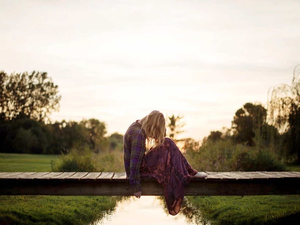 Обои вода, девушка, настроение, блондинка, мост, water, girl, mood, blonde, bridge разрешение 2560x1709 Загрузить