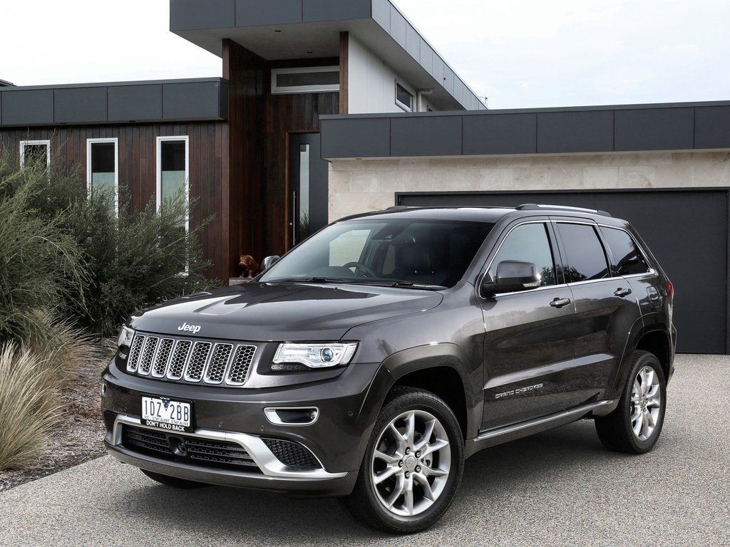 Скачать обои авто, дом, гараж, кустарник, jeep-grand-cherokee разрешение  1024x768 #95965