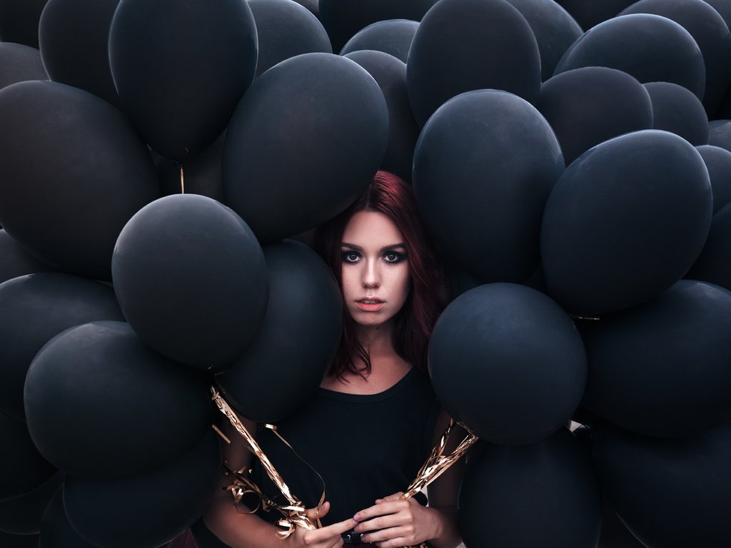 Обои девушка, взгляд, воздушные шарики, рыжеволосая, girl, look, balloons, redhead разрешение 5486x3657 Загрузить