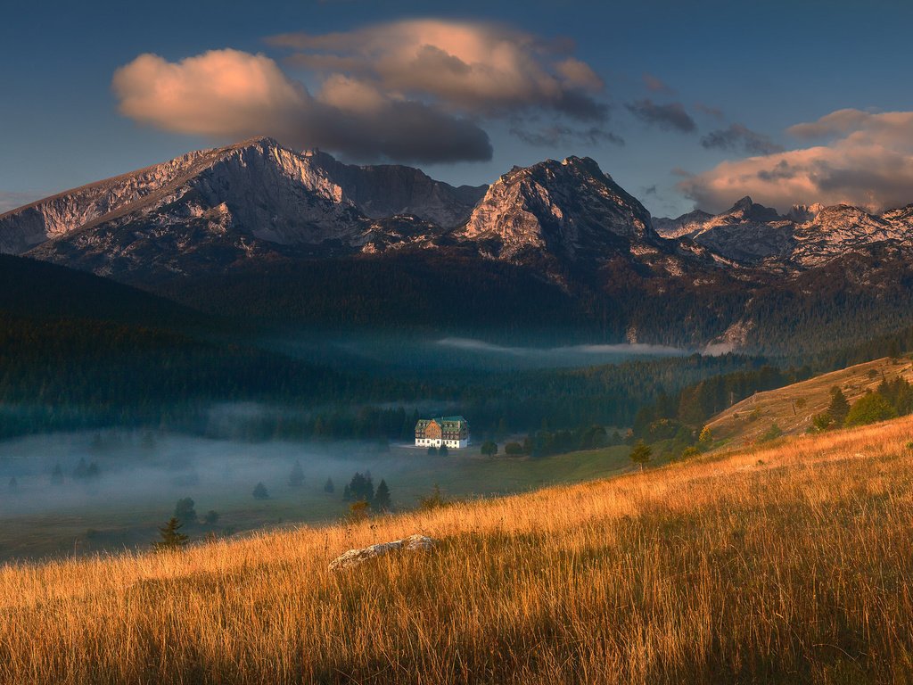 Обои горы, туман, дом, mountains, fog, house разрешение 2048x1152 Загрузить