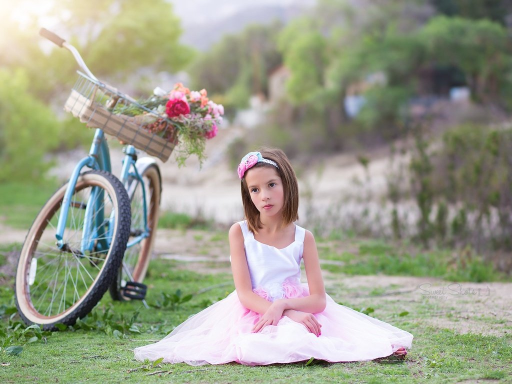 Обои цветы, фото, платье, дети, девочка, сидит, велосипед, flowers, photo, dress, children, girl, sitting, bike разрешение 2048x1365 Загрузить