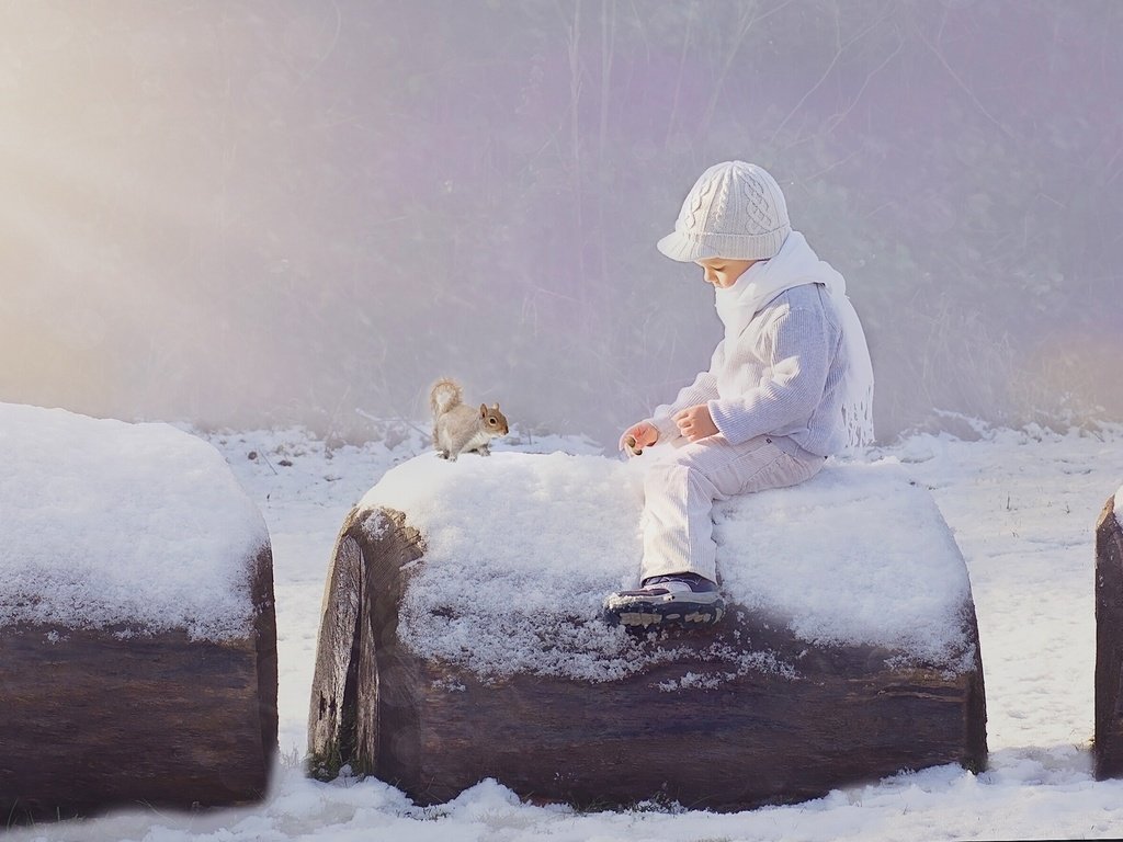 Обои снег, зима, дети, мальчик, белка, snow, winter, children, boy, protein разрешение 2049x1280 Загрузить