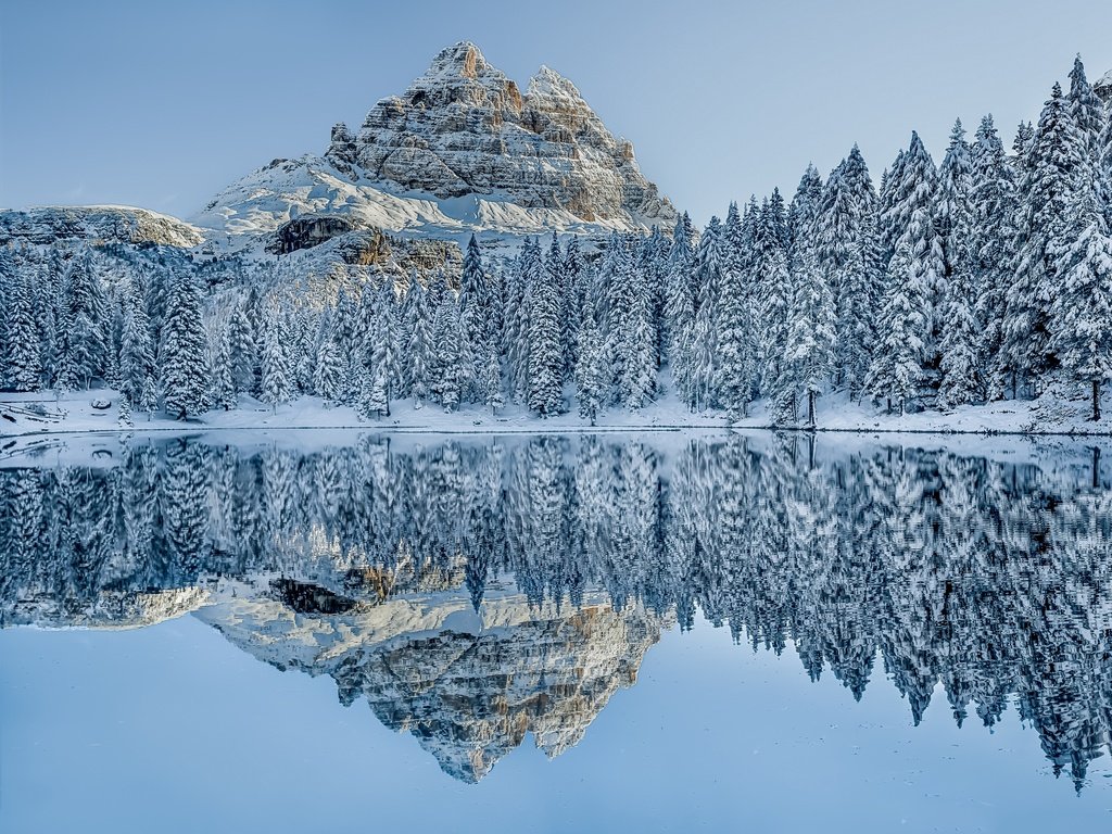 Обои деревья, dolomites, озеро, горы, снег, зима, отражение, пейзаж, италия, trees, lake, mountains, snow, winter, reflection, landscape, italy разрешение 2880x2160 Загрузить