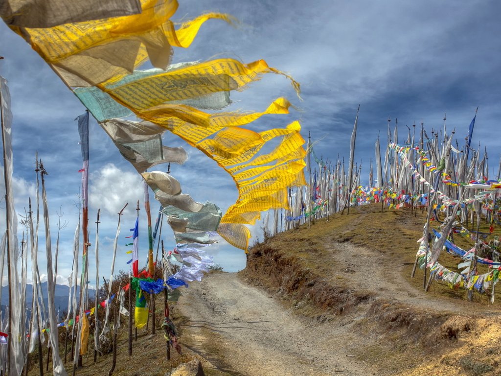 Обои бутан, chele la pass, молитвенные флаги, bhutan, prayer flags разрешение 2047x1294 Загрузить