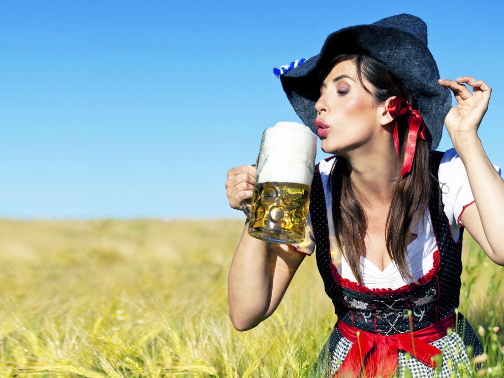 Обои девушка, пиво, шляпа, girl, beer, hat разрешение 1920x1080 Загрузить