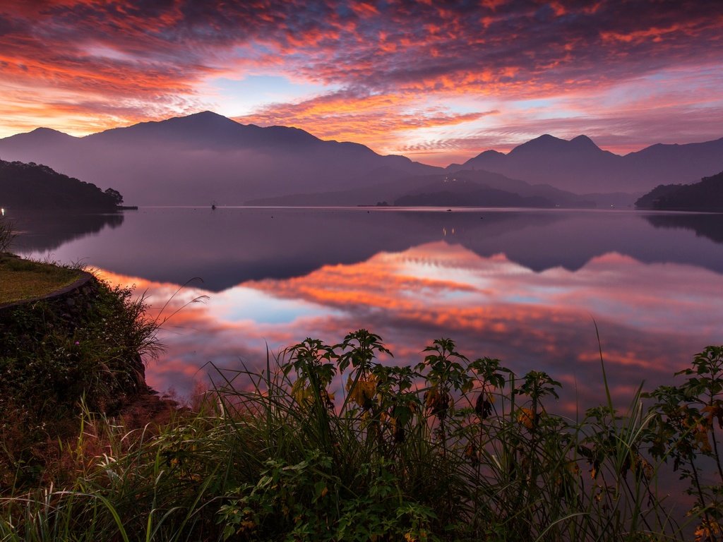 Обои озеро, горы, закат, отражение, тайвань, китай, озеро сан мун, ючи, lake, mountains, sunset, reflection, taiwan, china, the sun moon lake, yuchi разрешение 2880x1920 Загрузить