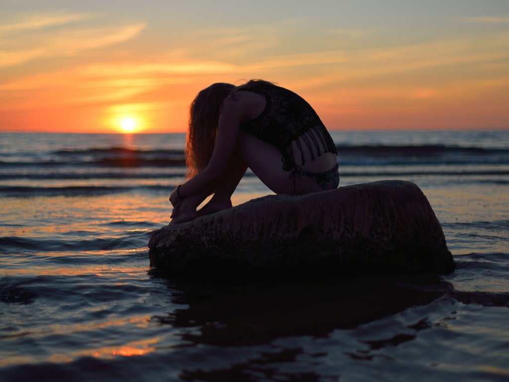 Обои вечер, закат, девушка, скала, пляж, the evening, sunset, girl, rock, beach разрешение 3008x2006 Загрузить