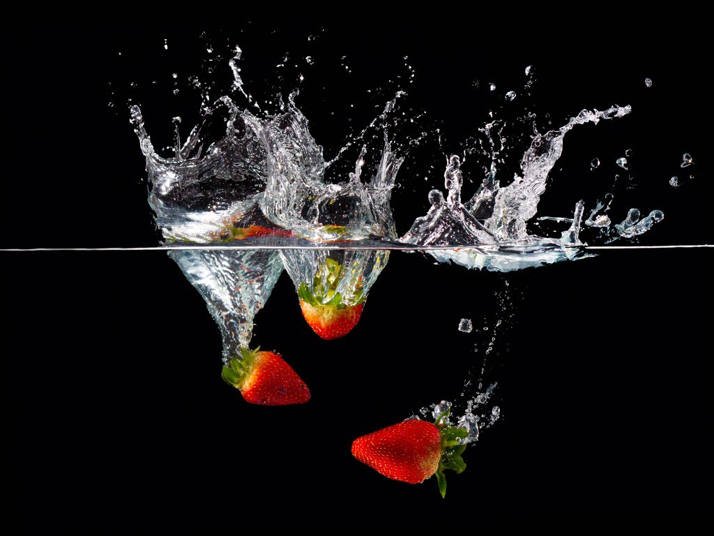 Обои вода, ягода, клубника, брызги, жидкость, water, berry, strawberry, squirt, liquid разрешение 4441x3345 Загрузить