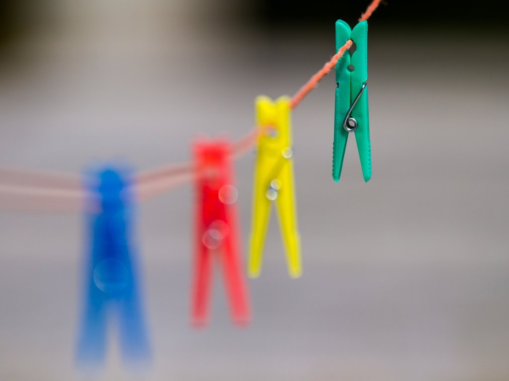 Обои цвета, фон, проволока, веревка, прищепки, color, background, wire, rope, clothespins разрешение 2048x1365 Загрузить