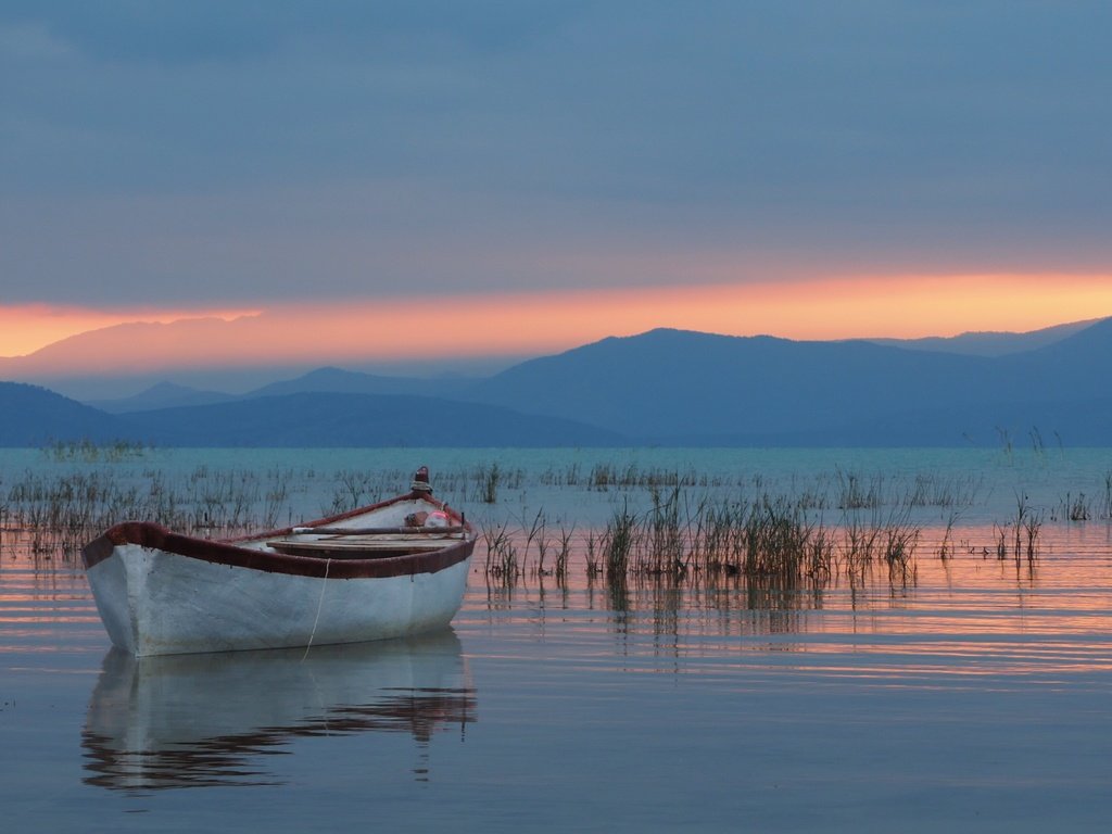 Обои озеро, горы, лодка, турция, озеро бейшехир, таврские горы, lake, mountains, boat, turkey, lake beyşehir, the taurus mountains разрешение 4510x2536 Загрузить