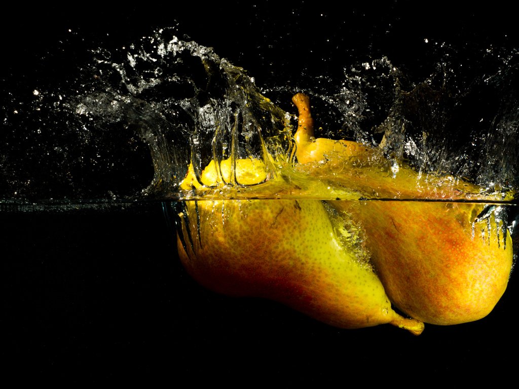 Обои вода, капли, фрукты, брызги, черный фон, плоды, груши, water, drops, fruit, squirt, black background, pear разрешение 4500x2782 Загрузить