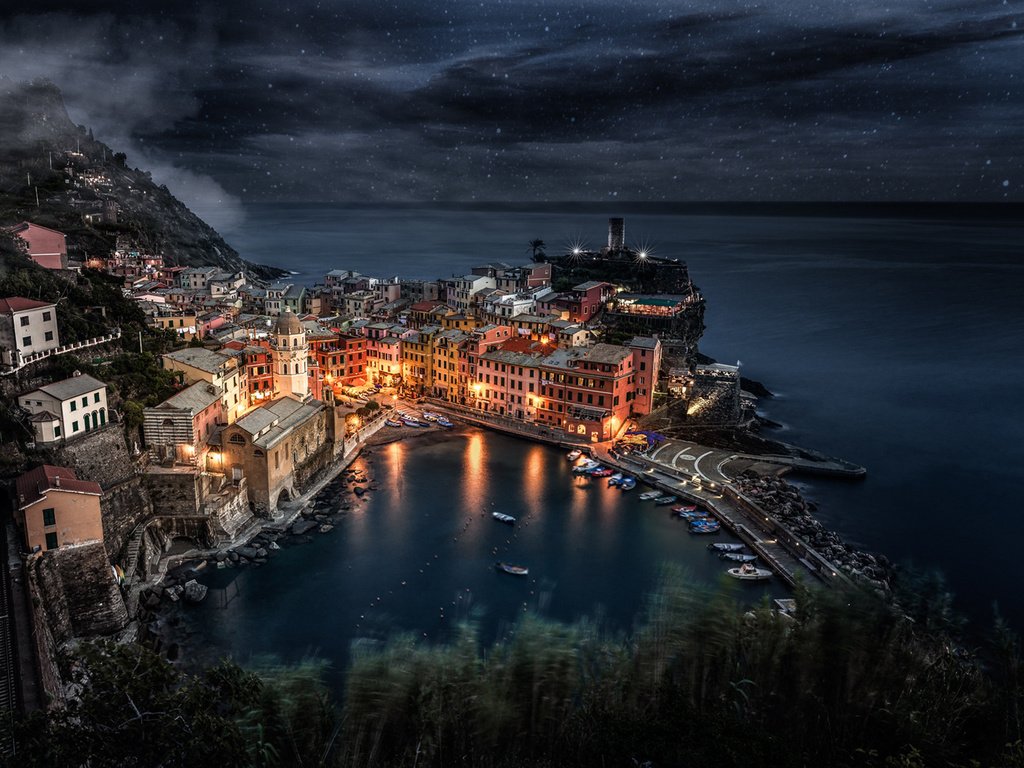 Обои ночь, огни, скала, город, италия, манарола, night, lights, rock, the city, italy, manarola разрешение 1920x1080 Загрузить