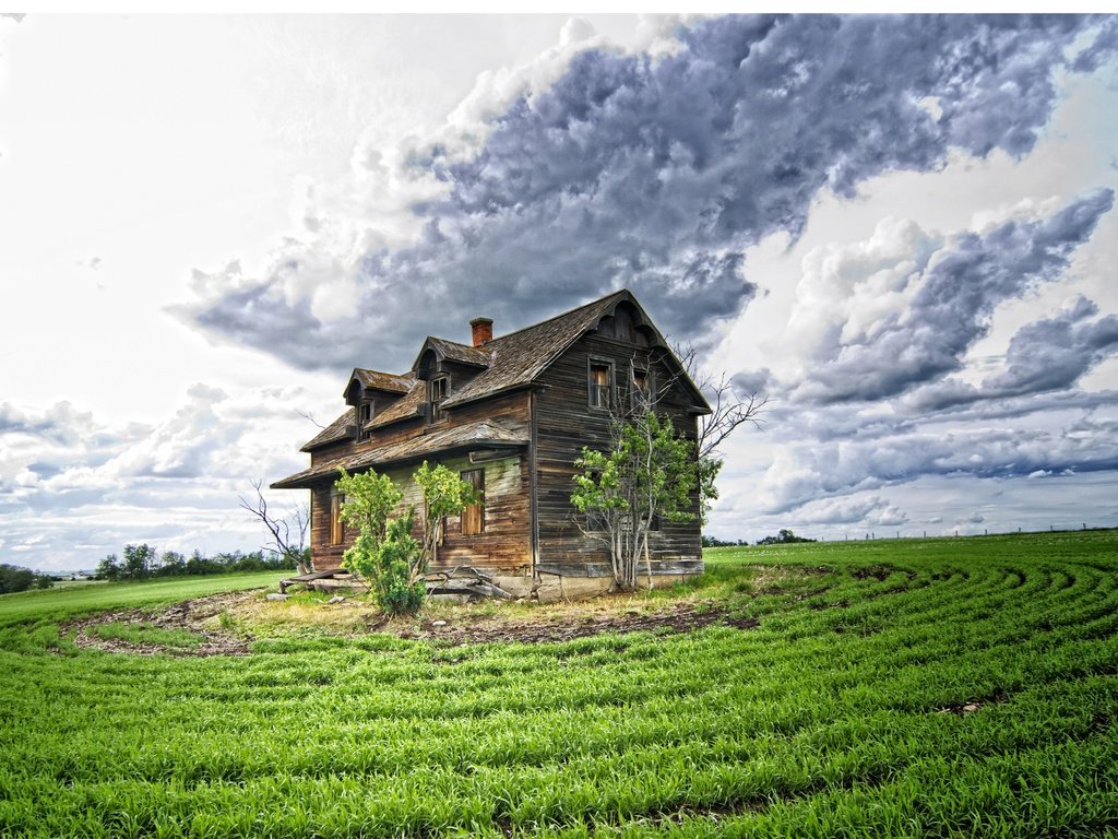 Обои небо, облака, пейзаж, поле, старый заброшенный дом, the sky, clouds, landscape, field, old abandoned house разрешение 2880x2120 Загрузить