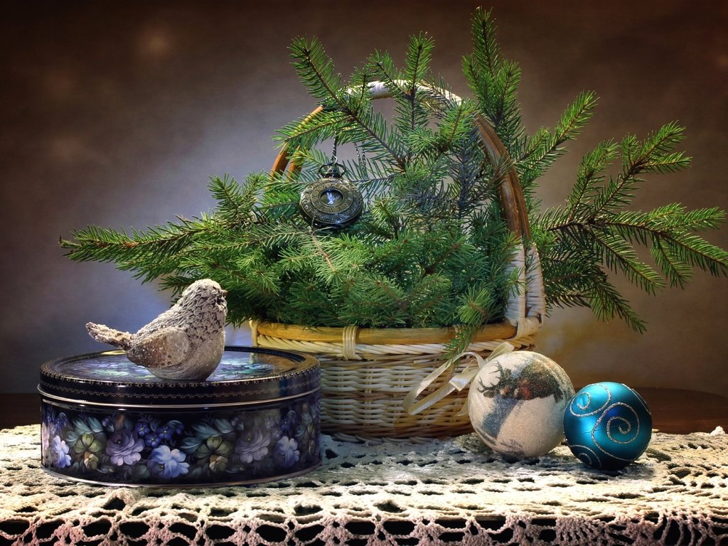 Обои ель, игрушки, птичка, коробка, еловая ветка, spruce, toys, bird, box, spruce branch разрешение 2000x1320 Загрузить