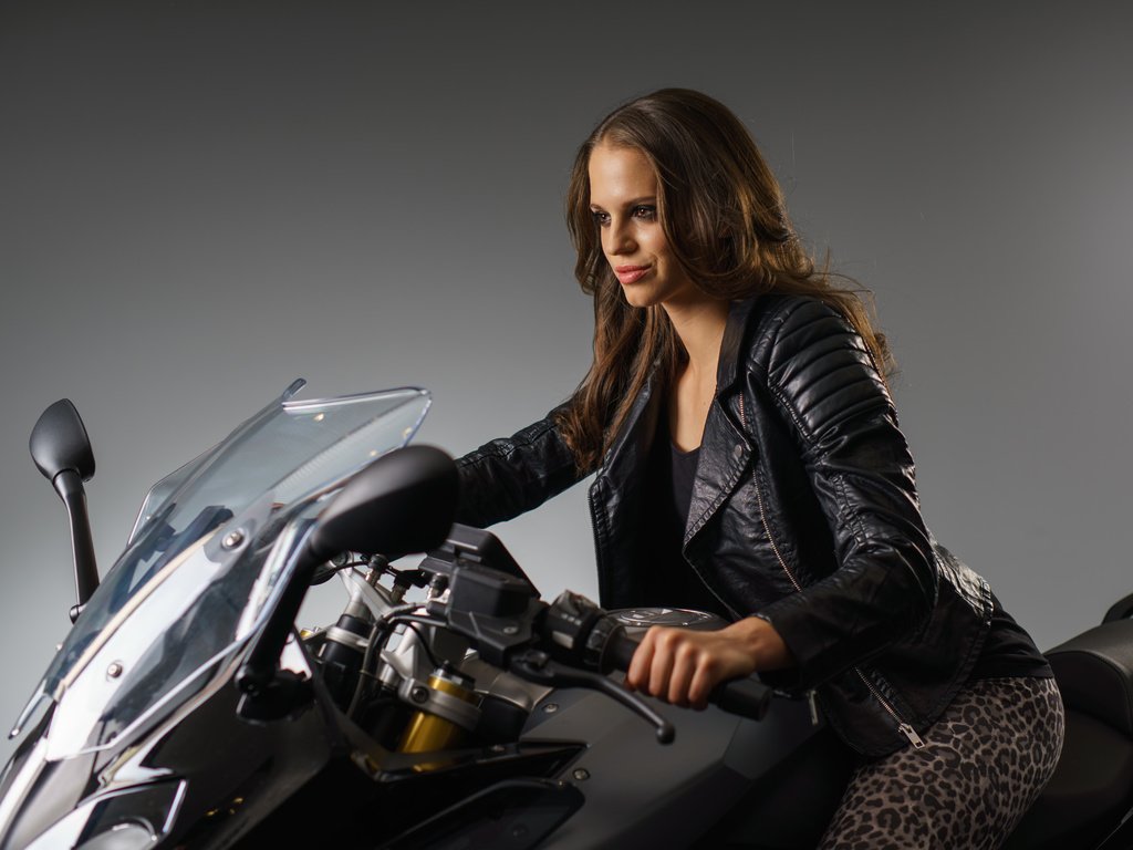 Обои девушка, фон, взгляд, волосы, лицо, мотоцикл, байк, girl, background, look, hair, face, motorcycle, bike разрешение 6823x4549 Загрузить