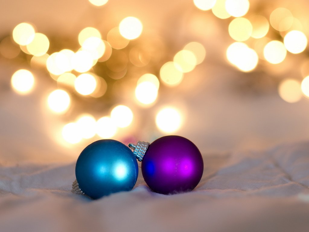 Обои шары, фон, игрушки, праздник, balls, background, toys, holiday разрешение 2047x1244 Загрузить