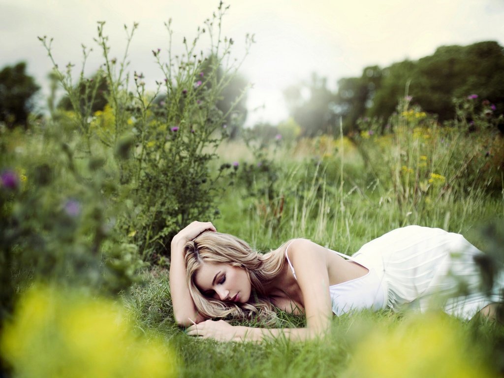 Обои трава, девушка, блондинка, лето, лежит, белое платье, grass, girl, blonde, summer, lies, white dress разрешение 2048x2045 Загрузить