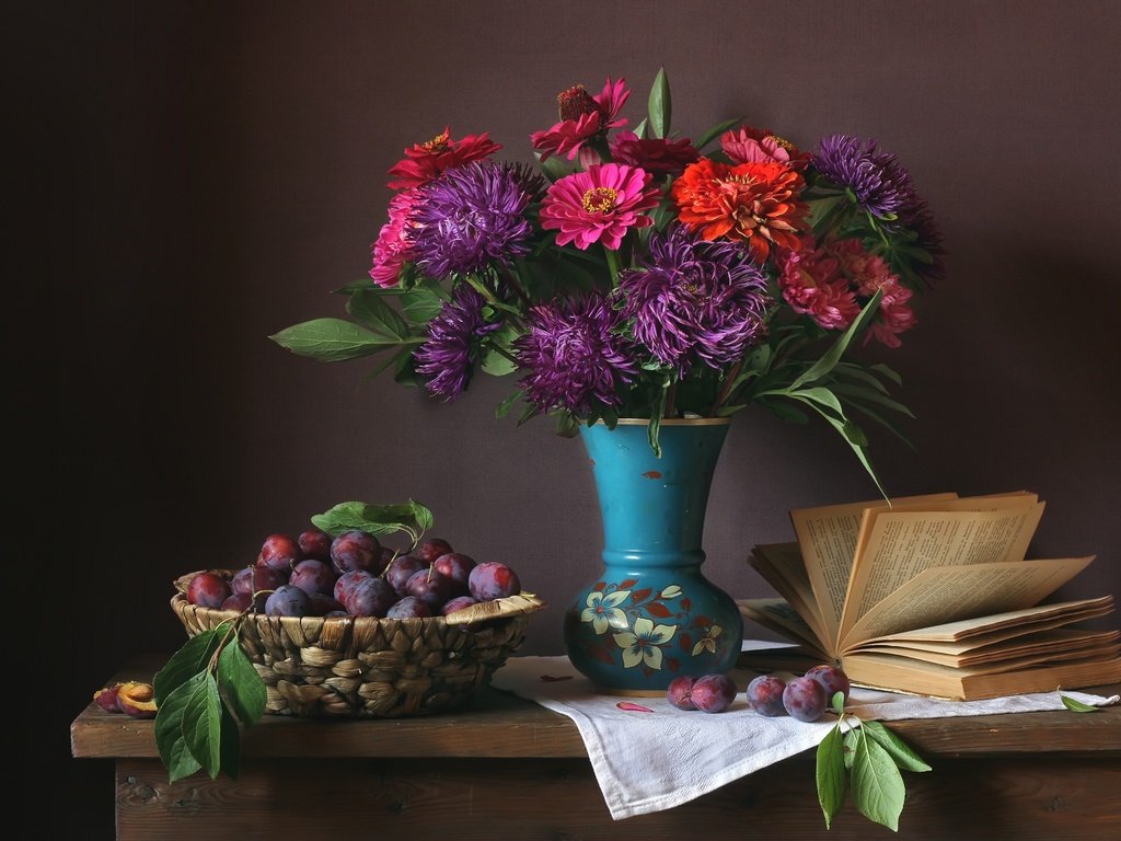 Обои букет, ваза, книга, сливы, астры, цинния, bouquet, vase, book, plum, asters, zinnia разрешение 2700x1890 Загрузить