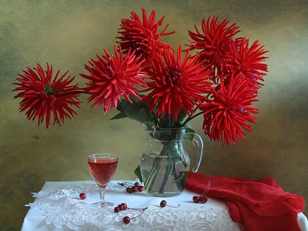 Обои бокал, вишня, вино, георгины, настойка, glass, cherry, wine, dahlias, tincture разрешение 2450x1785 Загрузить