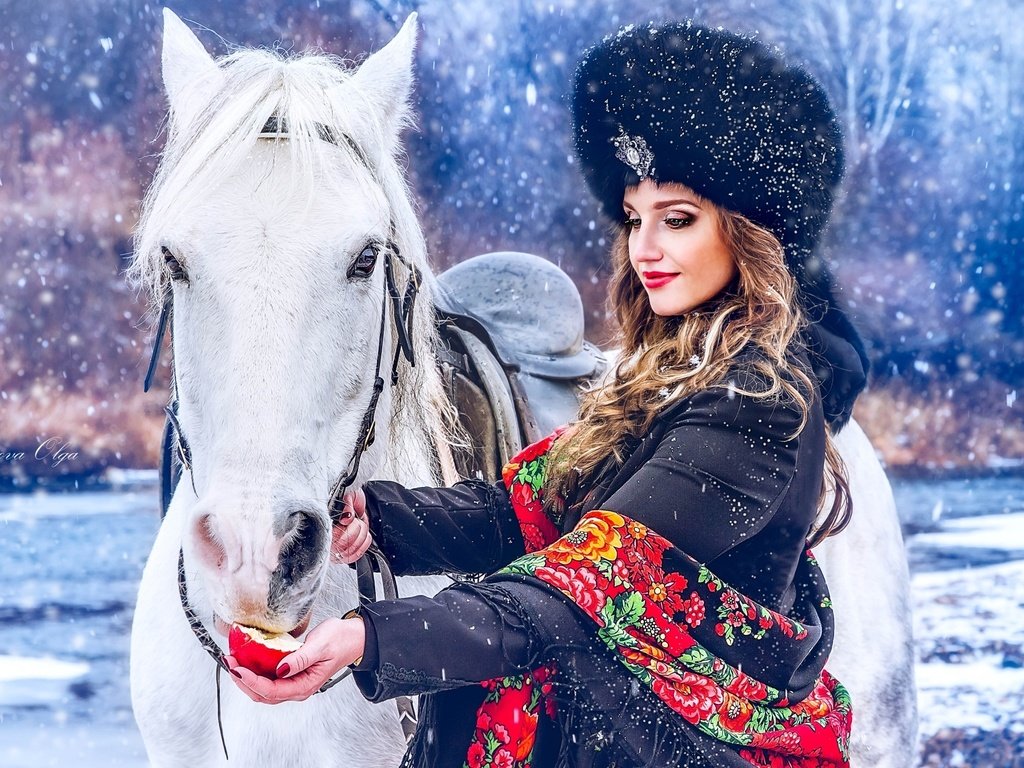 Обои лошадь, снег, девушка, шапка, яблоко, платок, horse, snow, girl, hat, apple, shawl разрешение 1920x1246 Загрузить