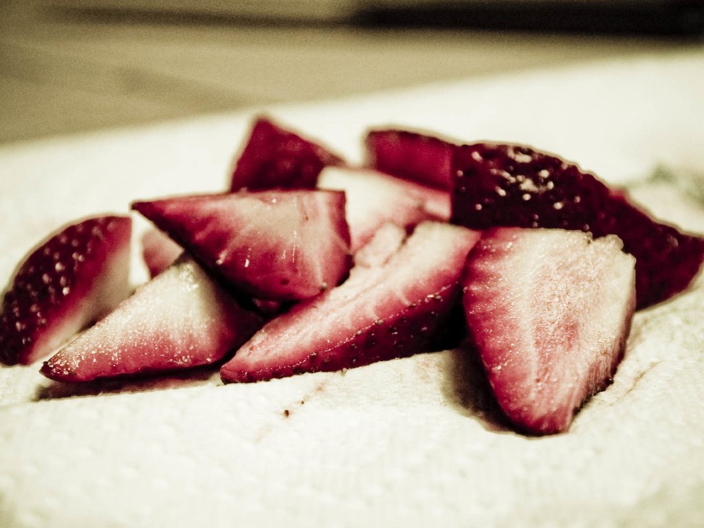 Обои клубника, ягоды, дольки, strawberry, berries, slices разрешение 1998x1332 Загрузить