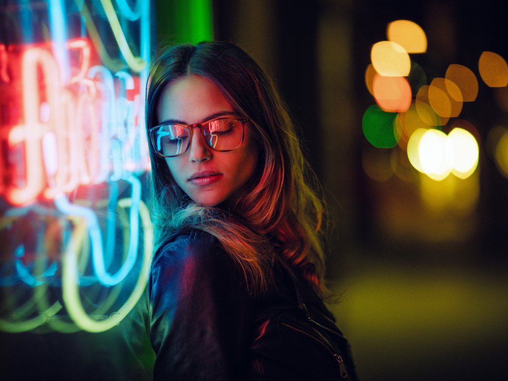 Обои огни, вечер, девушка, очки, волосы, лицо, шарлотка, lights, the evening, girl, glasses, hair, face, charlotte разрешение 2048x1381 Загрузить