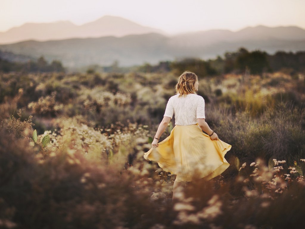 Обои трава, девушка, поле, юбка, спина, блузка, grass, girl, field, skirt, back, blouse разрешение 2048x1365 Загрузить