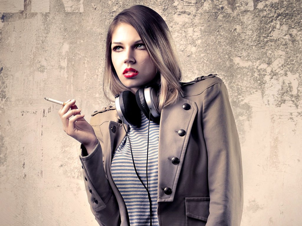 Обои девушка, взгляд, наушники, губы, лицо, сигарета, girl, look, headphones, lips, face, cigarette разрешение 1920x1080 Загрузить