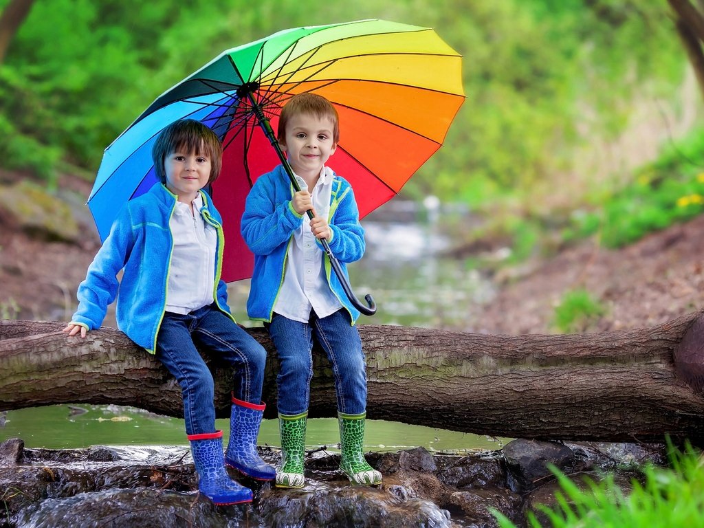 Обои природа, дети, джинсы, зонт, цветной, друзья, мальчики, nature, children, jeans, umbrella, color, friends, boys разрешение 2880x1920 Загрузить