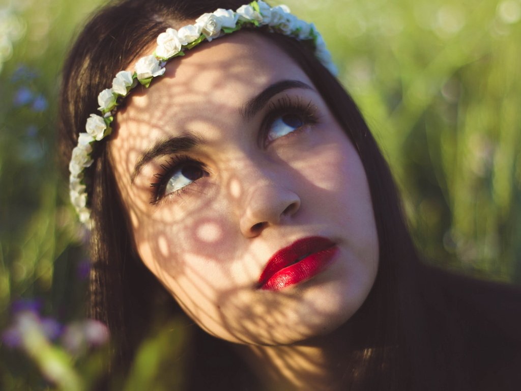 Обои глаза, трава, брюнетка, лицо, крупный план, венок, красные губы, eyes, grass, brunette, face, close-up, wreath, red lips разрешение 2048x1152 Загрузить