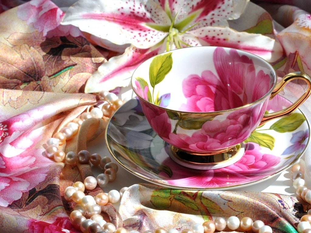 Обои лилия, блюдце, чашка, ожерелье, платок, lily, saucer, cup, necklace, shawl разрешение 1920x1199 Загрузить