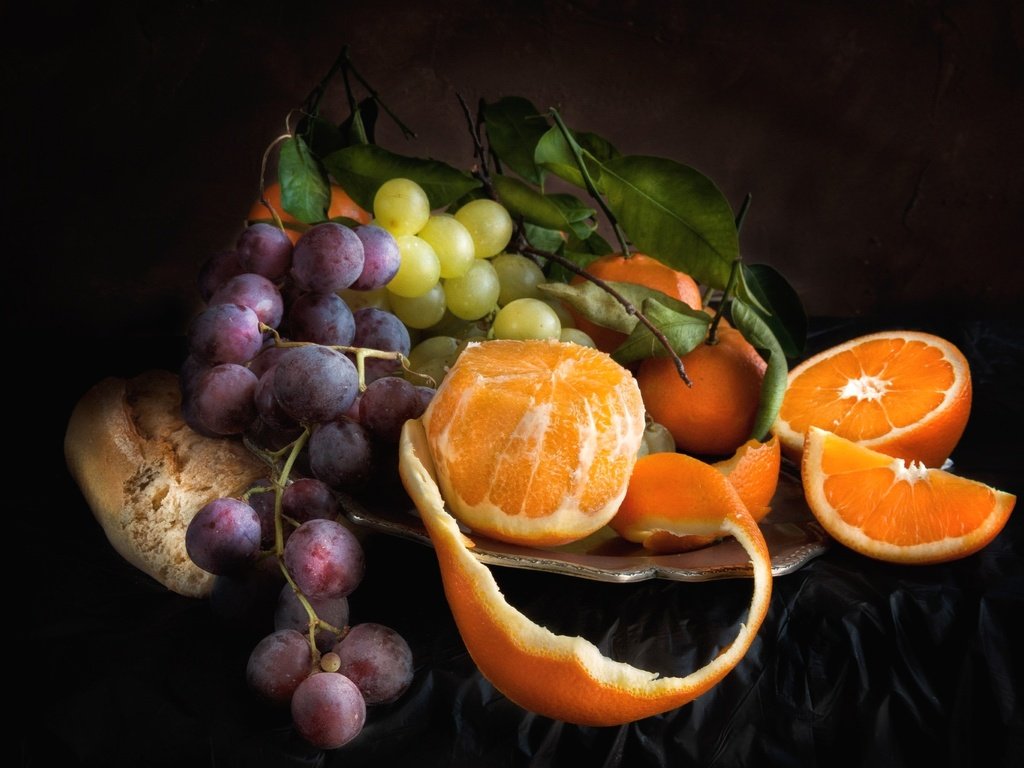 Обои листья, виноград, фрукты, черный фон, апельсин, натюрморт, leaves, grapes, fruit, black background, orange, still life разрешение 2200x1402 Загрузить