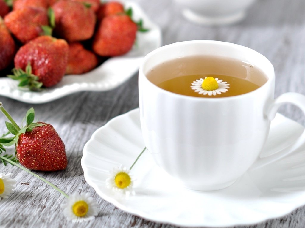 Обои напиток, клубника, ромашка, чашка, чай, drink, strawberry, daisy, cup, tea разрешение 1920x1211 Загрузить