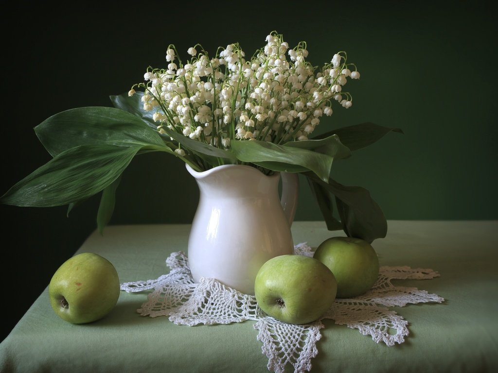 Обои ландыши, букет, яблоко, натюрморт, lilies of the valley, bouquet, apple, still life разрешение 2100x1426 Загрузить