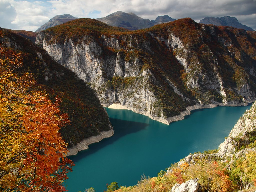 Обои горы, осень, черногория, пивское озеро, mountains, autumn, montenegro, the piva lake разрешение 2880x1854 Загрузить