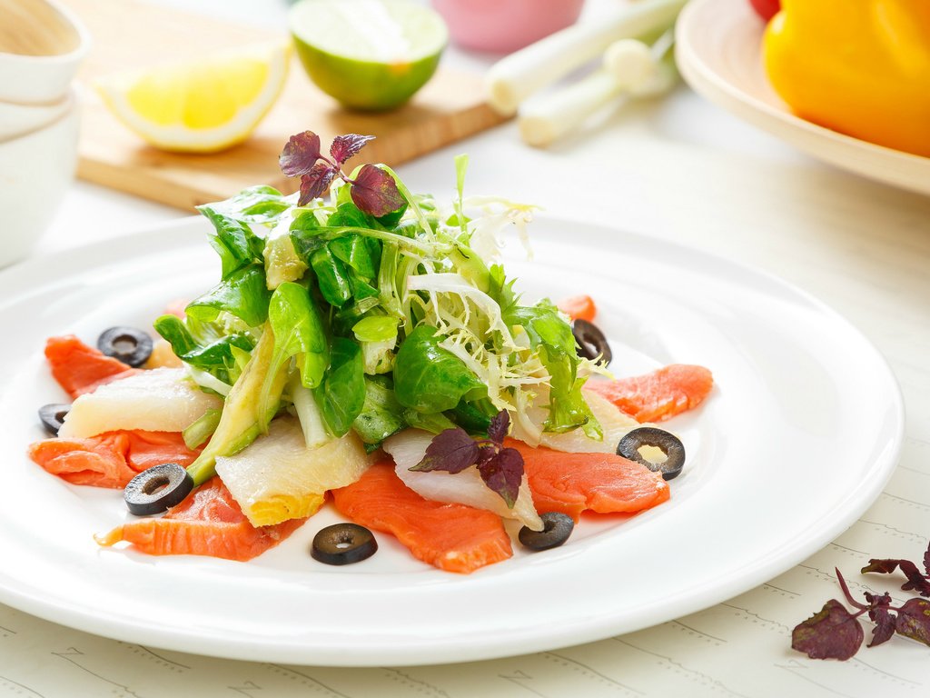 Обои зелень, овощи, рыба, оливки, салат, морепродукты, лосось, greens, vegetables, fish, olives, salad, seafood, salmon разрешение 2043x1254 Загрузить