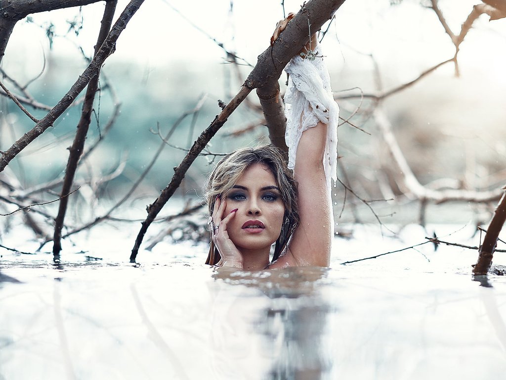 Обои озеро, девушка, отражение, ветви, фотограф, алессандро ди чикко, lake, girl, reflection, branch, photographer, alessandro di cicco разрешение 2000x1333 Загрузить