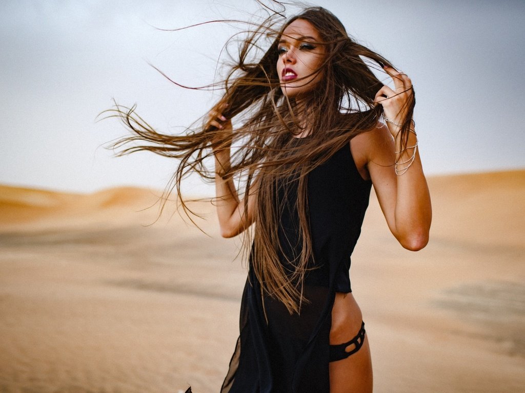Обои настроение, песок, пустыня, модель, волосы, ветер, natali danish, mood, sand, desert, model, hair, the wind разрешение 2903x1800 Загрузить