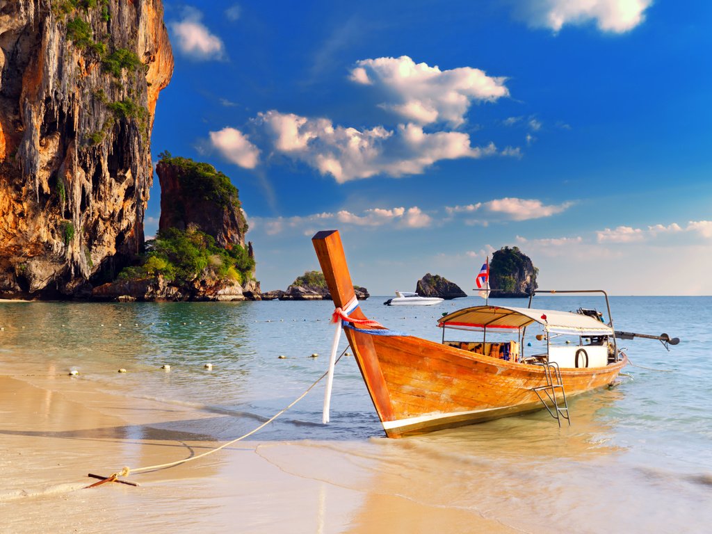 Обои скалы, море, пляж, лодка, отдых, таиланд, rocks, sea, beach, boat, stay, thailand разрешение 4714x3162 Загрузить