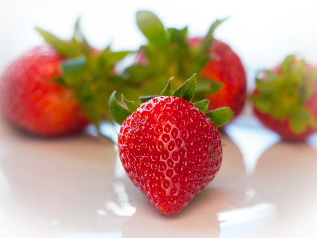 Обои макро, красная, клубника, ягоды, macro, red, strawberry, berries разрешение 2048x1306 Загрузить